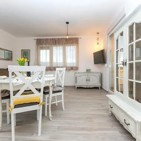 Donata Villa *