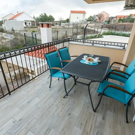 Donata Villa