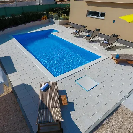 Donata Villa *